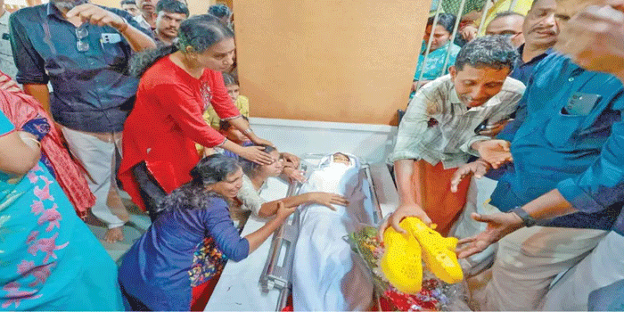 ‘ഓണത്തിന് എന്റെ കൂട്ടുകാരെയെല്ലാം വിളിക്കണം’; അതിനു മുന്നേ കൂട്ടുകാരെത്തി, കുഞ്ഞ് അമനെ യാത്രയാക്കാൻ; പുതിയ ചെരിപ്പും റിമോട്ട് കാറും അവനരികെ വച്ച് പിതാവ്; നോവായി ആ അന്ത്യ യാത്ര