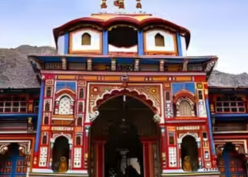 മൊബൈല് ഫോണ് കൊണ്ട് പണക്കെട്ടുകള് മറച്ചുപിടിച്ചു, സ്വർണ, വെള്ളി ഉരുപ്പടികളും മോഷ്ടിച്ചു, ബദരീനാഥ് ക്ഷേത്രത്തിലെ കാണിക്ക മോഷണത്തിന്റെ ദൃശ്യങ്ങള് പുറത്ത്
