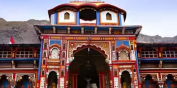 മൊബൈല്‍ ഫോണ്‍ കൊണ്ട് പണക്കെട്ടുകള്‍ മറച്ചുപിടിച്ചു, സ്വർണ, വെള്ളി ഉരുപ്പടികളും മോഷ്ടിച്ചു, ബദരീനാഥ് ക്ഷേത്രത്തിലെ കാണിക്ക മോഷണത്തിന്റെ ദൃശ്യങ്ങള്‍ പുറത്ത്