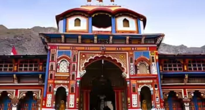 മൊബൈല്‍ ഫോണ്‍ കൊണ്ട് പണക്കെട്ടുകള്‍ മറച്ചുപിടിച്ചു, സ്വർണ, വെള്ളി ഉരുപ്പടികളും മോഷ്ടിച്ചു, ബദരീനാഥ് ക്ഷേത്രത്തിലെ കാണിക്ക മോഷണത്തിന്റെ ദൃശ്യങ്ങള്‍ പുറത്ത്
