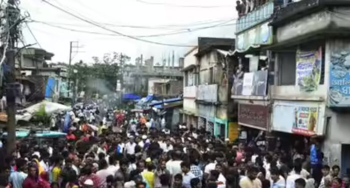 കൂട്ടുകാരിക്ക് ബര്തേ ഡേ ഗിഫ്റ്റ് വാങ്ങാന് പോയ 12 കാരിയെ തട്ടിക്കൊണ്ടുിപോയി, ക്രൂര ബലാത്സംഗത്തിനൊടുവില് മൃതദേഹം ചാക്കില്കെട്ടി ഉപേക്ഷിച്ചു, ബംഗാളില് വന് പ്രതിഷേധം, വാഹനങ്ങള് തല്ലിത്തകര്ത്തു
