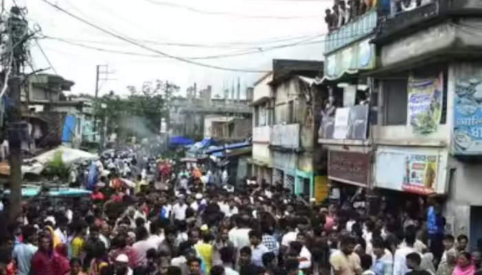 കൂട്ടുകാരിക്ക് ബര്തേ ഡേ ഗിഫ്റ്റ് വാങ്ങാന് പോയ 12 കാരിയെ തട്ടിക്കൊണ്ടുിപോയി, ക്രൂര ബലാത്സംഗത്തിനൊടുവില് മൃതദേഹം ചാക്കില്കെട്ടി ഉപേക്ഷിച്ചു, ബംഗാളില് വന് പ്രതിഷേധം, വാഹനങ്ങള് തല്ലിത്തകര്ത്തു