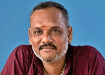 എത്ര വിളിച്ചിട്ടും വാതില് തുറന്നില്ല, മുറി പുറത്തുനിന്ന് പൂട്ടിയ നിലയില്, തുറന്ന് നോക്കിയപ്പോള് കണ്ടത് ചോരയില് കുളിച്ചുകിടക്കുന്ന മൃതദേഹം, കഴുത്തിനും വയറിനും വെട്ടേറ്റ പാടുകള്, ഉറങ്ങാന് കിടന്ന യുവാവ് മരിച്ചനിലയില്