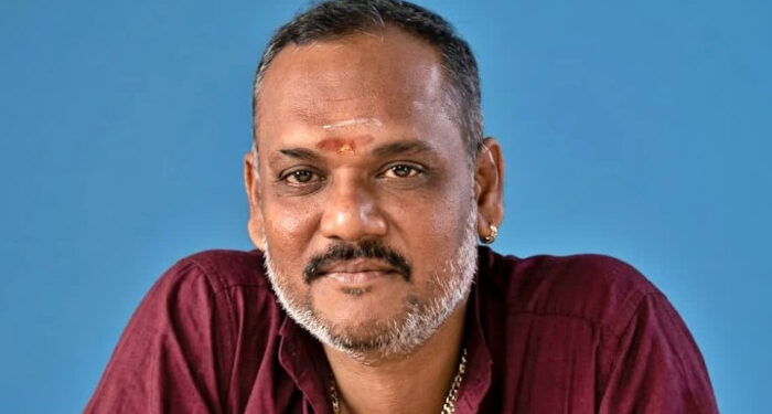എത്ര വിളിച്ചിട്ടും വാതില് തുറന്നില്ല, മുറി പുറത്തുനിന്ന് പൂട്ടിയ നിലയില്, തുറന്ന് നോക്കിയപ്പോള് കണ്ടത് ചോരയില് കുളിച്ചുകിടക്കുന്ന മൃതദേഹം, കഴുത്തിനും വയറിനും വെട്ടേറ്റ പാടുകള്, ഉറങ്ങാന് കിടന്ന യുവാവ് മരിച്ചനിലയില്