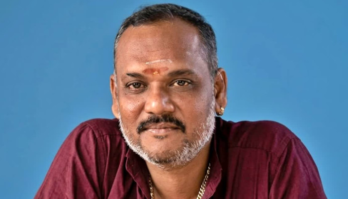എത്ര വിളിച്ചിട്ടും വാതില് തുറന്നില്ല, മുറി പുറത്തുനിന്ന് പൂട്ടിയ നിലയില്, തുറന്ന് നോക്കിയപ്പോള് കണ്ടത് ചോരയില് കുളിച്ചുകിടക്കുന്ന മൃതദേഹം, കഴുത്തിനും വയറിനും വെട്ടേറ്റ പാടുകള്, ഉറങ്ങാന് കിടന്ന യുവാവ് മരിച്ചനിലയില്