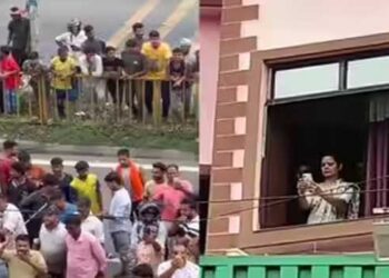 പോലീസുകാരെ നോക്കുകുത്തികളാക്കി മഹുവ മൊയ്ത്രയ്ക്ക് നേരെ ബിജെപി പ്രവർത്തകരുടെ ആക്രമണം, പ്രവർത്തകർ എറിഞ്ഞ മുട്ട ചെന്നു പതിച്ചത് എംപിയുടെ ദേഹത്ത്!! നാല് മണിക്കൂർ പാർട്ടി ഓഫീസിൽ കുടുങ്ങി- ദൃശ്യങ്ങൾ പങ്കുവച്ച് തൃണമൂൽ കോൺഗ്രസ് എംപി