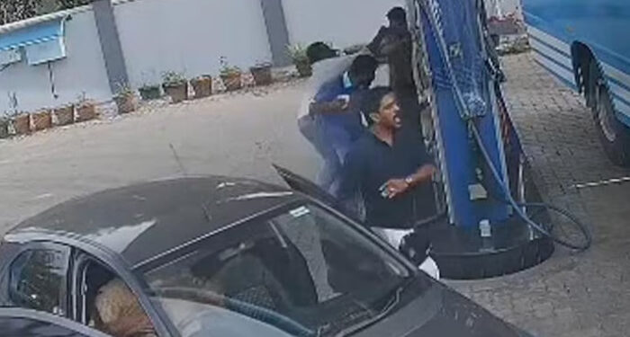ബസില്‍ നിന്നും വാക്കുതര്‍ക്കമുണ്ടായി, ഇറക്കിവിട്ട കണ്ടക്ടറെ സുഹൃത്തുക്കളോടൊപ്പമെത്തി തല്ലിച്ചതച്ച് യുവാവ്, ആക്രമണമുണ്ടായത് പെട്രോള്‍ പമ്പില്‍ വച്ച്
