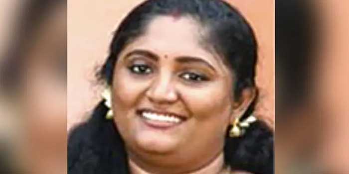 ഉടമയറിയാതെ കൂട്ടുകാരിക്ക് 70 പവനോളം സ്വർണം പണയംവെക്കാൻ നൽകി, യുവതി ‌സ്വർണം തിരികെക്കൊടുക്കാതെ പറ്റിച്ചു, സംഭവം പുറത്തറിഞ്ഞതോടെ ജ്യൂസിൽ വിഷം കലർത്തിക്കുടിച്ച് ആത്മഹത്യയ്ക്ക് ശ്രമിച്ച രണ്ടു യുവതികളിൽ ഒരാൾ മരിച്ചു, രണ്ടാമത്തെയാൾ ​ഗുരുതരാവസ്ഥയിൽ!! യുവതി സ്വർണം കൈക്കലാക്കിയത് രണ്ട് ശാഖയിൽ നിന്നായി