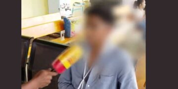 ഷർട്ടിന്റെ ബട്ടനിടാൻ പറഞ്ഞി‍ട്ട് കേട്ടില്ല, പ്ലസ് വൺ വിദ്യാർഥിക്കുനേരെ ക്രൂരമർദനം, സീനിയർ വിദ്യാർഥികൾ വളഞ്ഞിട്ട് ആക്രമിച്ചു, പുറത്തു ചവിട്ടി, തല പിടിച്ച് ഇരുമ്പിന്റെ ​ഗ്രില്ലിൽ ഇടുപ്പിച്ചതായി പരാതി
