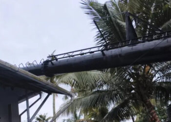 30 മീറ്റര് നീളമുള്ള ശ്മശാനത്തിലെ ഇരുമ്പ് പുകക്കുഴൽ വീടിന് മുകളിലേക്ക് തകര്ന്നു വീണു, അടിഭാഗം പൂര്ണമായി ദ്രവിച്ച നിലയില്, ക്രെയിനെത്തിച്ച് നീക്കം ചെയ്യും