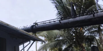 30 മീറ്റര്‍ നീളമുള്ള  ശ്മശാനത്തിലെ ഇരുമ്പ് പുകക്കുഴൽ വീടിന് മുകളിലേക്ക് തകര്‍ന്നു വീണു, അടിഭാഗം പൂര്‍ണമായി ദ്രവിച്ച നിലയില്‍, ക്രെയിനെത്തിച്ച് നീക്കം ചെയ്യും
