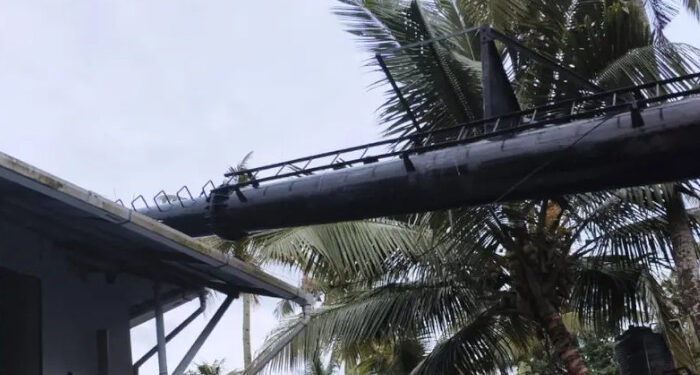 30 മീറ്റര്‍ നീളമുള്ള  ശ്മശാനത്തിലെ ഇരുമ്പ് പുകക്കുഴൽ വീടിന് മുകളിലേക്ക് തകര്‍ന്നു വീണു, അടിഭാഗം പൂര്‍ണമായി ദ്രവിച്ച നിലയില്‍, ക്രെയിനെത്തിച്ച് നീക്കം ചെയ്യും