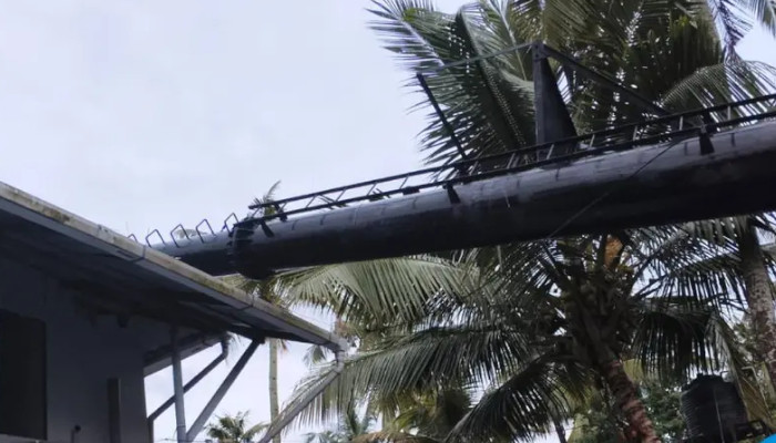 30 മീറ്റര് നീളമുള്ള ശ്മശാനത്തിലെ ഇരുമ്പ് പുകക്കുഴൽ വീടിന് മുകളിലേക്ക് തകര്ന്നു വീണു, അടിഭാഗം പൂര്ണമായി ദ്രവിച്ച നിലയില്, ക്രെയിനെത്തിച്ച് നീക്കം ചെയ്യും