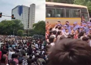 ജെൻസികളോടാ സാറുമ്മാരുടെ കളി, ലാത്തിയും കുറിവടിയുമായി ഓടിപ്പാഞ്ഞുവന്ന പോലീസുകാരെ ഒരൊറ്റ ജന​ഗണമനകൊണ്ട് സ്റ്റാച്യുവാക്കി ഡൽഹിയിലെ പിള്ളേർ… ’52 സെക്കന്റെങ്കിലും ഞങ്ങൾക്ക് ശ്വാസമെടുക്കാമല്ലോ’ വാചകത്തിൽ കൊടുത്ത വീഡിയോ വൈറൽ