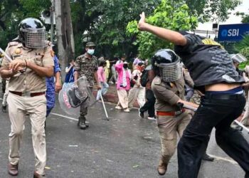 ഒരു പ്രക്ഷോഭം നടക്കുന്നതുകൊണ്ട് മാത്രം ലാത്തിചാർജ് ചെയ്യാൻ കഴിയില്ല…സമാധാനപരമായ പ്രതിഷേധം ഇന്ത്യയുടെ ഭരണഘടന ഉറപ്പുനൽകുന്ന അടിസ്ഥാന അവകാശം!! പ്രതിഷേധങ്ങളെ അടിച്ചമർത്താൻ ബലം പ്രയോഗിക്കുന്നത് ഒരിക്കലും അംഗീകരിക്കാനാകില്ല- ഡൽഹി പോലീസിനെ കുരുക്കി സുപ്രിം കോടതി