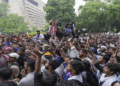 രാജ്യം ഇതുവരെ കാണാത്ത കാഴ്ച; ഡൽഹിലേയ്ക്ക് ഒഴുകിയെത്തുന്നത് ജനസാഗരം; അതീവ ജാഗ്രതയിൽ കേന്ദ്രം; 30 കമ്പനി അധിക കേന്ദ്രസേനയെ വിന്യസിച്ചു; പരിക്കേറ്റ യുവതിയുടെ നില ഗുരുതരം; പ്രതിഷേധം കനക്കുന്നു