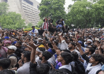രാജ്യം ഇതുവരെ കാണാത്ത കാഴ്ച; ഡൽഹിലേയ്ക്ക് ഒഴുകിയെത്തുന്നത് ജനസാ​ഗരം; അതീവ ജാ​ഗ്രതയിൽ കേന്ദ്രം; 30 കമ്പനി അധിക കേന്ദ്രസേനയെ വിന്യസിച്ചു; പരിക്കേറ്റ യുവതിയുടെ നില ഗുരുതരം; പ്രതിഷേധം കനക്കുന്നു