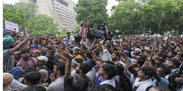 രാജ്യം ഇതുവരെ കാണാത്ത കാഴ്ച; ഡൽഹിലേയ്ക്ക് ഒഴുകിയെത്തുന്നത് ജനസാ​ഗരം; അതീവ ജാ​ഗ്രതയിൽ കേന്ദ്രം; 30 കമ്പനി അധിക കേന്ദ്രസേനയെ വിന്യസിച്ചു; പരിക്കേറ്റ യുവതിയുടെ നില ഗുരുതരം; പ്രതിഷേധം കനക്കുന്നു