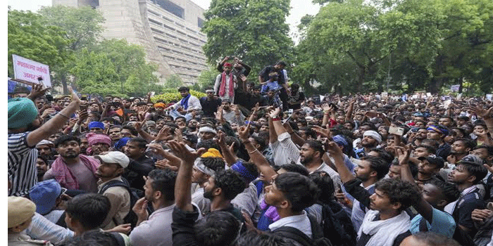രാജ്യം ഇതുവരെ കാണാത്ത കാഴ്ച; ഡൽഹിലേയ്ക്ക് ഒഴുകിയെത്തുന്നത് ജനസാഗരം; അതീവ ജാഗ്രതയിൽ കേന്ദ്രം; 30 കമ്പനി അധിക കേന്ദ്രസേനയെ വിന്യസിച്ചു; പരിക്കേറ്റ യുവതിയുടെ നില ഗുരുതരം; പ്രതിഷേധം കനക്കുന്നു