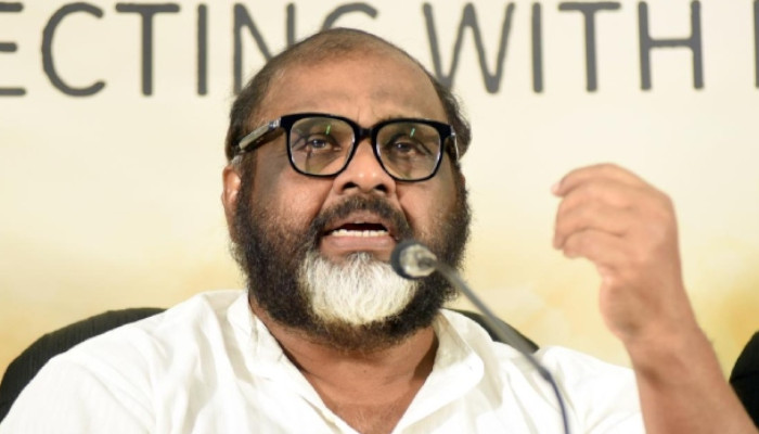നമ്മുടെ പാർട്ടി മെമ്പർമാർ ആരും ഇതിൽ കയറരുതെന്ന് എന്താ ഗോവിന്ദൻ മാഷ് പറയാത്തത്? അവരും കയറുന്നില്ലേ? അങ്ങനെയാണെങ്കില് സ്വകാര്യ ബസുകാർക്ക് പ്രയോജനം ലഭിക്കില്ലേ, ആദ്യം പ്രിയദർശിനി ബഹിഷ്കരിക്കണം എന്ന് പറഞ്ഞു, ഇപ്പോൾ അത് കാണാനില്ല- മന്ത്രി സി പി ജോൺ
