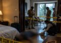 ഭാര്യ ഫോണിൽ സംസാരിച്ചതിൽ സംശയം, യുവാവ് ഭാര്യയെ ബാറ്ററി കൊണ്ട് തലയ്ക്കടിച്ച് കൊലപ്പെടുത്തി, മൂന്നുവയസുള്ള മകളെ അമ്മയെ ഏൽപ്പിച്ചു, പിന്നാലെ അലുമിനിയം ഫോസ്ഫൈഡ് കഴിച്ച് ജീവനൊടുക്കി