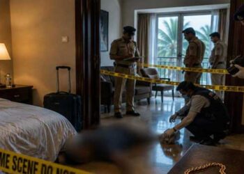 ഭാര്യ ഫോണിൽ സംസാരിച്ചതിൽ സംശയം, യുവാവ് ഭാര്യയെ ബാറ്ററി കൊണ്ട് തലയ്ക്കടിച്ച് കൊലപ്പെടുത്തി, മൂന്നുവയസുള്ള മകളെ അമ്മയെ ഏൽപ്പിച്ചു, പിന്നാലെ അലുമിനിയം ഫോസ്ഫൈഡ് കഴിച്ച് ജീവനൊടുക്കി