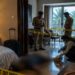 ഭാര്യ ഫോണിൽ സംസാരിച്ചതിൽ സംശയം, യുവാവ് ഭാര്യയെ ബാറ്ററി കൊണ്ട് തലയ്ക്കടിച്ച് കൊലപ്പെടുത്തി, മൂന്നുവയസുള്ള മകളെ അമ്മയെ ഏൽപ്പിച്ചു, പിന്നാലെ അലുമിനിയം ഫോസ്ഫൈഡ് കഴിച്ച് ജീവനൊടുക്കി