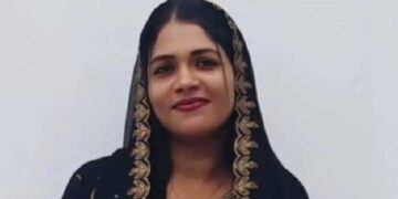 വീട്ടിനുള്ളിൽ നിന്ന് ഒച്ചപ്പാടും ബഹളവും കേട്ടതായി നാട്ടുകാർ, കൗൺസിലറെ വിവരമറിയിച്ച് എത്തുമ്പോൾ വാതിൽ തുറന്നത് ആൺസുഹൃത്ത്… ഭർത്താവുമായി അകന്നുകഴിയുന്ന യുവതി വീടിനുള്ളിൽ ജീവനൊടുക്കിയ നിലയിൽ!! ഇരുവരുടേയും ശരീരത്തിൽ രക്തപ്പാടുകൾ, യുവാവിനെ കസ്റ്റഡിയിലെടുത്തു