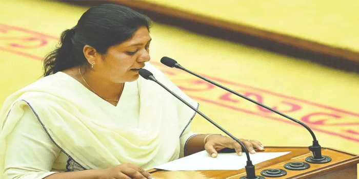 ‘മൂന്ന് കോടി നൽകിയാൽ മന്ത്രിയാക്കാം; വയനാട് എം,പി ഓഫീസിൽ നിന്നാണ് വിളിക്കുന്നത്; നമ്പർ തന്നത് മറ്റൊരു എം.പി’; എലത്തൂർ എം.എൽ.എയ്ക്ക് ഡൽഹിയിൽ നിന്ന് ഒരു കോൾ; പ്രിയങ്ക ഗാന്ധി അറിഞ്ഞിട്ടുപോലുമില്ല; സൈബർ അന്വേഷണം