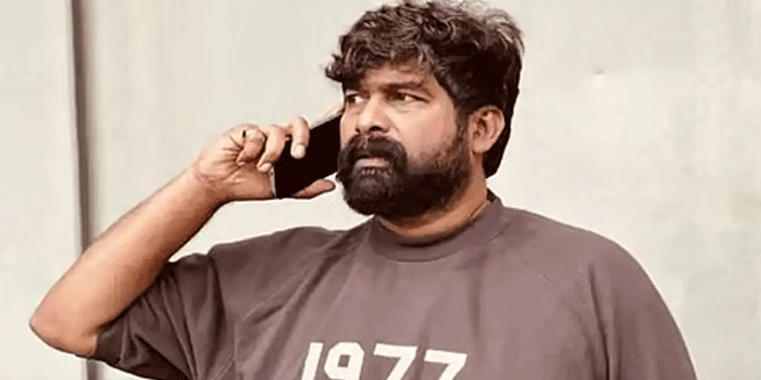 ‘വരവ്’ സിനിമയുടെ ചിത്രീകരണത്തിനിടെ 16 മൊബൈൽ ഫോണുകളാണ് ജോജു ജോർജ് എറിഞ്ഞു തകർത്തത്; അഭിനയത്തേക്കാള് എല്ലാത്തിലും തലയിട്ട് തലവേദനയുണ്ടാക്കുന്നയാൾ , ജൂനിയര് ആര്ട്ടിസ്റ്റായി വന്നയാൾ വന്ന വഴി മറക്കുന്നതിന്റെ സൂചനയാണത്- ശാന്തിവിള ദിനേശ്