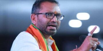 കടകംപള്ളി ചെന്നിത്തലയുടെ വീട് സന്ദർശിച്ചതിൽ ദുരൂഹത, പ്രത്യേകിച്ചും തിരുവിതാംകൂർ ദേവസ്വം ബോർഡ് പ്രസിഡന്റം പ്രതിചേർക്കപ്പട്ടതിന്റെ തൊട്ടടുത്ത ദിവസം…എന്തിനുപോയി എന്ന് കടകമ്പള്ളിയും എന്തിനു വന്നു എന്ന് ആഭ്യന്തരമന്ത്രിയും തുറന്നു പറയണം… വിശ്വാസി കൂടിയായ ആഭ്യന്തരമന്ത്രി മൗനം വെടിയണം, കടകമ്പള്ളി പോയത് പാർട്ടിയുടെ അറിവോടുകൂടിയാണോ? ചോദ്യങ്ങളുന്നയിച്ച് കെ സുരേന്ദ്രൻ