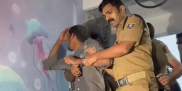 ജിമ്മില് യുവാക്കളെത്തിയിരുന്നത് ലഹരി വാങ്ങാന്, ജിംനേഷ്യത്തിന്റെ മറവിൽ കഞ്ചാവ് കച്ചവടം നടത്തിയ മൂന്നുപേര് അറസ്റ്റില്, പണം വെള്ളത്തില് ഉപേക്ഷിച്ച് ഓടി രക്ഷപ്പെടാന് ശ്രമിച്ച് പ്രതികള്