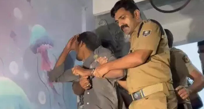 ജിമ്മില് യുവാക്കളെത്തിയിരുന്നത് ലഹരി വാങ്ങാന്, ജിംനേഷ്യത്തിന്റെ മറവിൽ കഞ്ചാവ് കച്ചവടം നടത്തിയ മൂന്നുപേര് അറസ്റ്റില്, പണം വെള്ളത്തില് ഉപേക്ഷിച്ച് ഓടി രക്ഷപ്പെടാന് ശ്രമിച്ച് പ്രതികള്