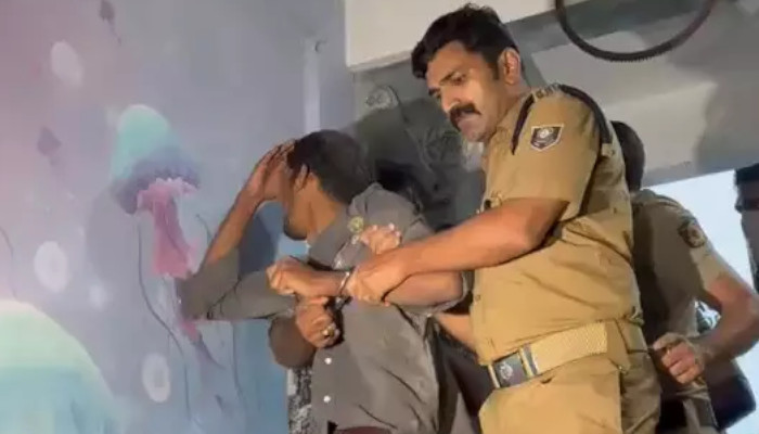 ജിമ്മില് യുവാക്കളെത്തിയിരുന്നത് ലഹരി വാങ്ങാന്, ജിംനേഷ്യത്തിന്റെ മറവിൽ കഞ്ചാവ് കച്ചവടം നടത്തിയ മൂന്നുപേര് അറസ്റ്റില്, പണം വെള്ളത്തില് ഉപേക്ഷിച്ച് ഓടി രക്ഷപ്പെടാന് ശ്രമിച്ച് പ്രതികള്