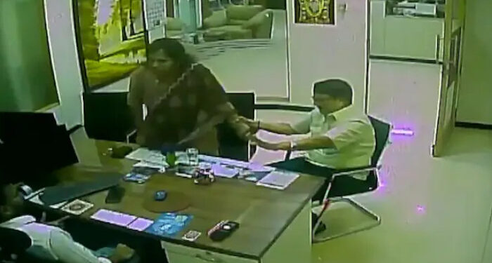 കെട്ടിടത്തിലെ ലിഫ്റ്റ് പ്രവര്‍ത്തിക്കാത്തതില്‍ പ്രകോപിതയായി, ബാങ്ക് മാനേജരുടെ മുഖത്തടിച്ച് കരുണാനിധിയുടെ കൊച്ചുമകൾ, രൂപത്തെയും പരിഹസിച്ചു, കയല്‍വിഴിക്കെതിരെ കേസ്