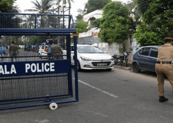 ‘വയസാകുന്നു പൊന്നേമാനേ, ട്രാൻസ്ഫർ ഓർഡർ തരണേ; മക്കൾക്ക് അഡ്മിഷൻ എടുക്കണ്ടേ സാർ, ഭാര്യ സുഖമെന്നറിയണ്ടേ സാർ, ഒരുമിച്ചൊരു പിടി ഉണ്ണണ്ടേ സാർ’; തിരഞ്ഞെടുപ്പ് ഡ്യൂട്ടിക്ക് കഴിഞ്ഞ് നാളുകളായിട്ടും മാറ്റമില്ല, പൊലീസുകാരുടെ പാരഡി പാട്ട് വൈറൽ