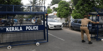 ‘വയസാകുന്നു പൊന്നേമാനേ, ട്രാൻസ്ഫർ ഓർഡർ തരണേ; മക്കൾക്ക് അഡ്മിഷൻ എടുക്കണ്ടേ സാർ, ഭാര്യ സുഖമെന്നറിയണ്ടേ സാർ, ഒരുമിച്ചൊരു പിടി ഉണ്ണണ്ടേ സാർ’; തിരഞ്ഞെടുപ്പ് ഡ്യൂട്ടിക്ക് കഴിഞ്ഞ് നാളുകളായിട്ടും മാറ്റമില്ല, പൊലീസുകാരുടെ പാരഡി പാട്ട് വൈറൽ