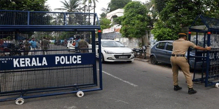 ‘വയസാകുന്നു പൊന്നേമാനേ, ട്രാൻസ്ഫർ ഓർഡർ തരണേ; മക്കൾക്ക് അഡ്മിഷൻ എടുക്കണ്ടേ സാർ, ഭാര്യ സുഖമെന്നറിയണ്ടേ സാർ, ഒരുമിച്ചൊരു പിടി ഉണ്ണണ്ടേ സാർ’; തിരഞ്ഞെടുപ്പ് ഡ്യൂട്ടിക്ക് കഴിഞ്ഞ് നാളുകളായിട്ടും മാറ്റമില്ല, പൊലീസുകാരുടെ പാരഡി പാട്ട് വൈറൽ