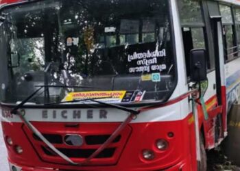 പ്രിയദർശിനി നിറഞ്ഞ് യാത്രക്കാർ, പൊന്മുടി ആറാം വളവിലെത്തിയപ്പോൾ കെഎസ്ആർടിസിയുടെ ബ്രേക്ക് നഷ്ടമായി, ബസ് സമീപത്തെ സംരക്ഷണ ഭിത്തിയിൽ ഇടിപ്പിച്ച് നിർത്തി ഡ്രൈവർ, ഒഴിവായത് വൻ ദുരന്തം, യാത്രക്കാർ സുരക്ഷിതർ
