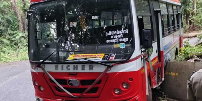 പ്രിയദർശിനി നിറഞ്ഞ് യാത്രക്കാർ, പൊന്മുടി ആറാം വളവിലെത്തിയപ്പോൾ കെഎസ്ആർടിസിയുടെ ബ്രേക്ക് നഷ്ടമായി, ബസ് സമീപത്തെ സംരക്ഷണ ഭിത്തിയിൽ ഇടിപ്പിച്ച് നിർത്തി ഡ്രൈവർ, ഒഴിവായത് വൻ ദുരന്തം, യാത്രക്കാർ സുരക്ഷിതർ