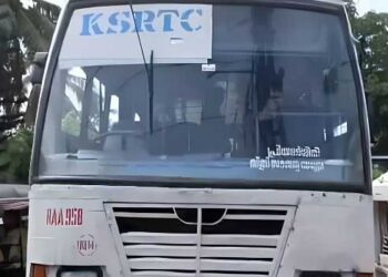 പ്രിയദർശിനിയിൽ കയറാൻ ചേച്ചിമാരുടെ തിക്കും തിരക്കും, ടിക്കറ്റ് കൊടുക്കുന്നതിനിടെ വാതിൽ തുറന്ന് കണ്ടക്ടർ റോ‍ഡിലേക്കു തെറിച്ചു വീണു,  ഗുരുതരമായി പരുക്കേറ്റ കണ്ടക്ടർ ചികിത്സയിൽ, അപകട സമയത്ത് കെഎസ്ആർടിസിയിലുണ്ടായിരുന്നത് നൂറോളം യാത്രക്കാർ