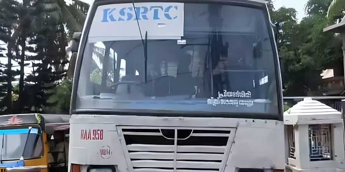 പ്രിയദർശിനിയിൽ കയറാൻ ചേച്ചിമാരുടെ തിക്കും തിരക്കും, ടിക്കറ്റ് കൊടുക്കുന്നതിനിടെ വാതിൽ തുറന്ന് കണ്ടക്ടർ റോഡിലേക്കു തെറിച്ചു വീണു, ഗുരുതരമായി പരുക്കേറ്റ കണ്ടക്ടർ ചികിത്സയിൽ, അപകട സമയത്ത് കെഎസ്ആർടിസിയിലുണ്ടായിരുന്നത് നൂറോളം യാത്രക്കാർ