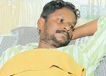 മണ്ണിടിഞ്ഞു വരുന്നത് കണ്ട് ഒരു സ്ത്രീയെ രക്ഷിക്കാനാണ് അങ്ങോട്ടോടിയത്, തലയൊഴികെയുള്ള എന്റെ ശരീരഭാഗം മണ്ണിനടിയിലായി, മിനിറ്റുകൾക്ക് മുൻപ് ഒപ്പമിരുന്ന് ചായകുടിച്ച സഹപ്രവർത്തകരെ കാണാതായി… ഉണ്ടായത് ഉരുൾപൊട്ടലല്ല, മണ്ണിടിച്ചിൽ- പരുക്കേറ്റ സൂപ്പർവൈസർ