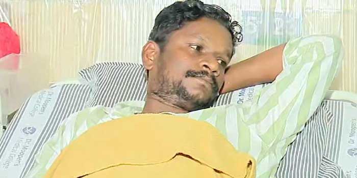 മണ്ണിടിഞ്ഞു വരുന്നത് കണ്ട് ഒരു സ്ത്രീയെ രക്ഷിക്കാനാണ് അങ്ങോട്ടോടിയത്, തലയൊഴികെയുള്ള എന്റെ ശരീരഭാഗം മണ്ണിനടിയിലായി, മിനിറ്റുകൾക്ക് മുൻപ് ഒപ്പമിരുന്ന് ചായകുടിച്ച സഹപ്രവർത്തകരെ കാണാതായി… ഉണ്ടായത് ഉരുൾപൊട്ടലല്ല, മണ്ണി‌ടിച്ചിൽ- പരുക്കേറ്റ സൂപ്പർവൈസർ
