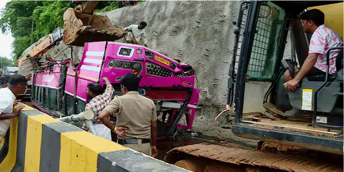 ഒരു വാഹനത്തെ മറികടക്കുന്നതിനിടെ ബസ് ഡിവൈഡറിൽ ഇടിച്ചു; ടയർ ഊരിത്തെറിച്ചു; ഡീസൽ ടാങ്ക് പൊട്ടി ഇന്ധനം പുറത്തേക്ക് ഒഴുകി; ഓവർ സ്പീഡായിരുന്നെന്ന് രക്ഷപ്പെട്ട യാത്രക്കാർ; അന്വേഷണം ആരംഭിച്ചു