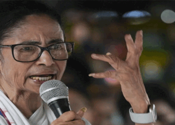 ‘പാർട്ടി ചിഹ്നം എങ്ങും പോകില്ല; നിങ്ങൾക്ക് എന്നെ തടയണമെങ്കിൽ എന്നെ കൊല്ലേണ്ടി വരും‘; മമത ബാനർജി; വിമതർക്ക്  ‘വഞ്ചകർ’ എന്ന് വിശേഷണം
