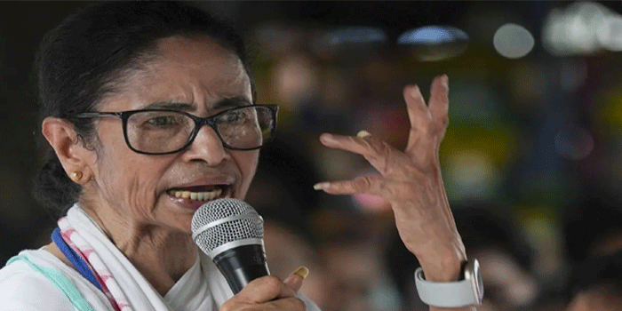 ‘പാർട്ടി ചിഹ്നം എങ്ങും പോകില്ല; നിങ്ങൾക്ക് എന്നെ തടയണമെങ്കിൽ എന്നെ കൊല്ലേണ്ടി വരും‘; മമത ബാനർജി; വിമതർക്ക് ‘വഞ്ചകർ’ എന്ന് വിശേഷണം