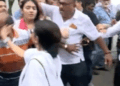 മമത ബാനർജി സ്വന്തം പാർട്ടി പ്രവർത്തകന്റെ മുഖത്തടിച്ചു;  ടിഎംസിയുടെ പ്രതിഷേധ റാലിക്കിടെയാണ് സംഭവം; ‘അവരുടെ മാനസിക സന്തുലിതാവസ്ഥ പരിപൂർണമായി നഷ്ടമായി‘യെന്ന് ബിജെപി ദേശീയ വക്താവ് പ്രദീപ് ഭണ്ഡാരി; വീഡിയോ