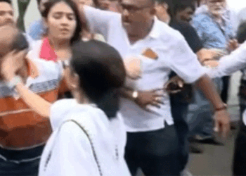 മമത ബാനർജി സ്വന്തം പാർട്ടി പ്രവർത്തകന്റെ മുഖത്തടിച്ചു;  ടിഎംസിയുടെ പ്രതിഷേധ റാലിക്കിടെയാണ് സംഭവം; ‘അവരുടെ മാനസിക സന്തുലിതാവസ്ഥ പരിപൂർണമായി നഷ്ടമായി‘യെന്ന് ബിജെപി ദേശീയ വക്താവ് പ്രദീപ് ഭണ്ഡാരി; വീഡിയോ