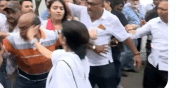മമത ബാനർജി സ്വന്തം പാർട്ടി പ്രവർത്തകന്റെ മുഖത്തടിച്ചു;  ടിഎംസിയുടെ പ്രതിഷേധ റാലിക്കിടെയാണ് സംഭവം; ‘അവരുടെ മാനസിക സന്തുലിതാവസ്ഥ പരിപൂർണമായി നഷ്ടമായി‘യെന്ന് ബിജെപി ദേശീയ വക്താവ് പ്രദീപ് ഭണ്ഡാരി; വീഡിയോ